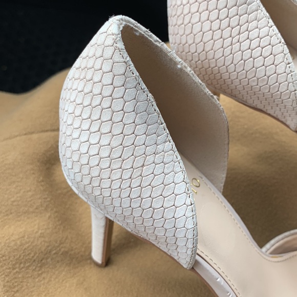 Vince Camuto cream heels. - Picture 3 of 7